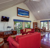 6 Ilmenite Avenue - Coastal beach shack within walking distance to patrolled beach and CBD - Hervey Bay Accommodation