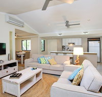 6 Orania Court - Rainbow Shores Absolutely gorgeous beach side property within 200 metres walk to the beach - Hervey Bay Accommodation