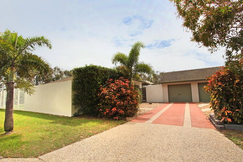 6 Petrie Ave, Marcoola, Pet Friendly, Linen Supplied - Hervey Bay Accommodation 0