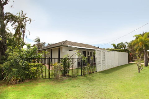6 Petrie Ave, Marcoola, Pet Friendly, Linen Supplied - Hervey Bay Accommodation 2