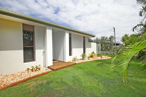 6 Petrie Ave, Marcoola, Pet Friendly, Linen Supplied - Hervey Bay Accommodation 1