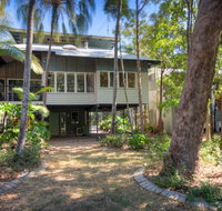 6 Satinwood Drive - Rainbow Shores Stylish Beach House Free WiFi - Hervey Bay Accommodation