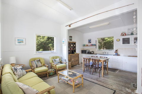 681 Murramarang Rd - Retro Beach Cottage - Hervey Bay Accommodation 2