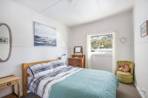681 Murramarang Rd - Retro Beach Cottage - Hervey Bay Accommodation 3