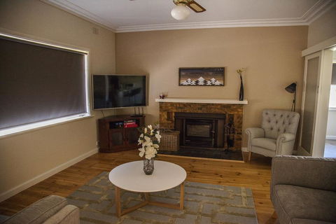 725 Myrtleford-Yackandandah Road - Hervey Bay Accommodation 2