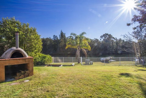 77 Lake Entrance Rd - Waterfront Wonder - Hervey Bay Accommodation 2