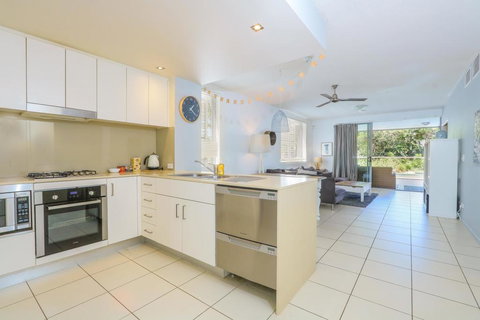 A Deluxe Swim Up - Drift Apartments South - Tourism Hervey Bay 2