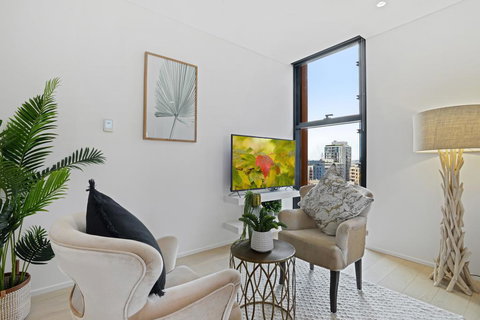 A Luxury Home Hidden In The Urban Oasis - Tourism Hervey Bay 1