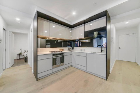 A Modern 2BR Apt, 5-min Walk To Melbourne Central - Hervey Bay Accommodation 2