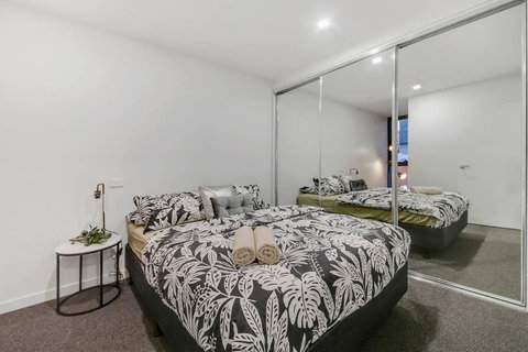 A Modern 2BR Apt, 5-min Walk To Melbourne Central - Hervey Bay Accommodation 1