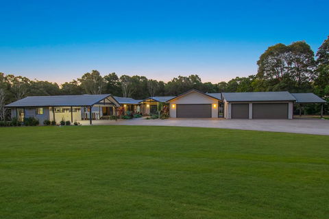 A PERFECT STAY - Lennox Unique Coastal Retreat - Hervey Bay Accommodation 2