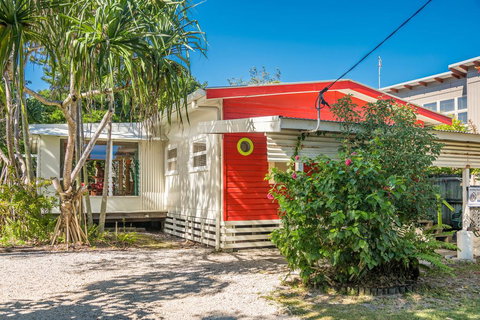 A SWEET ESCAPE - Beachcombers Cottage Beachfront - Tourism Hervey Bay 0