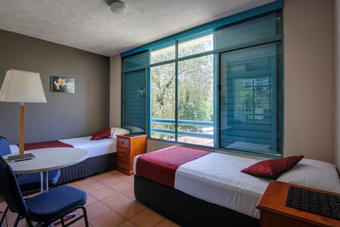 AAA Airport Albion Manor Apartments And Motel - Hervey Bay Accommodation 1