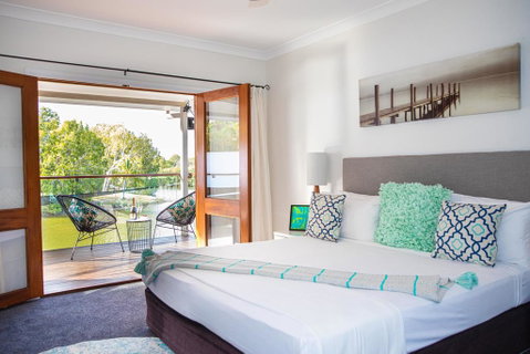 Absolute Lakefront - Port Douglas - Tourism Hervey Bay 3