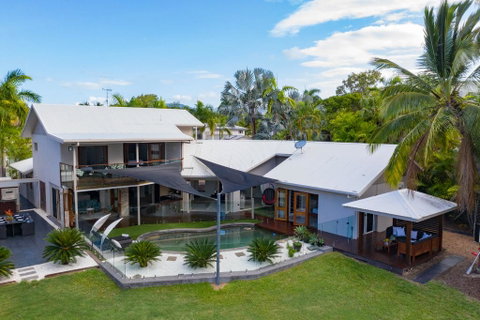 Absolute Lakefront - Port Douglas - Tourism Hervey Bay 1