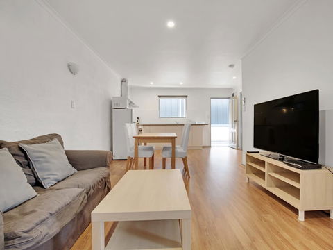 Adelaide Holiday Homes - Hervey Bay Accommodation 2