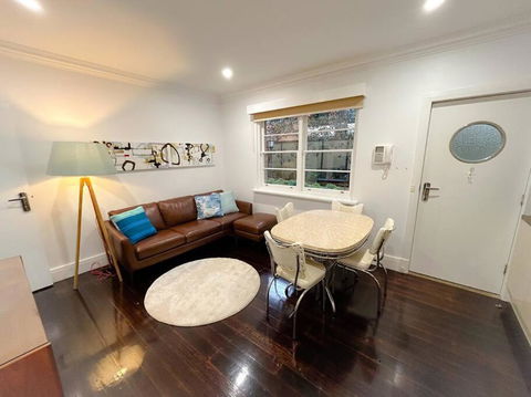 East Melbourne Unit With Courtyard - Hervey Bay Accommodation 0