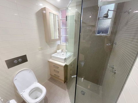East Melbourne Unit With Courtyard - Hervey Bay Accommodation 1
