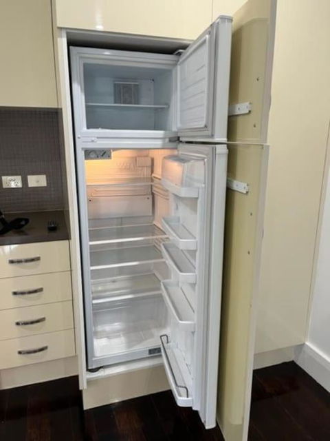 East Melbourne Unit With Courtyard - Hervey Bay Accommodation 2
