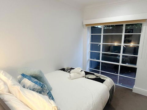 East Melbourne Unit With Courtyard - Hervey Bay Accommodation 3