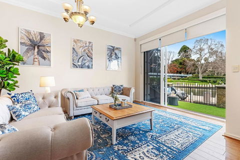 East Perth Luxury Waterfront Retreat - Hervey Bay Accommodation 0