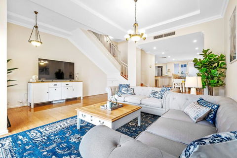 East Perth Luxury Waterfront Retreat - Hervey Bay Accommodation 2
