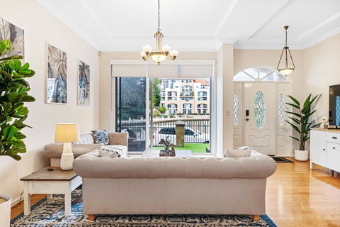 East Perth Luxury Waterfront Retreat - Hervey Bay Accommodation 3
