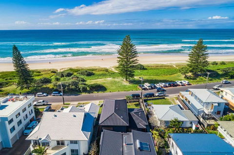 Eclipse - Across From The Beach - Hervey Bay Accommodation 1