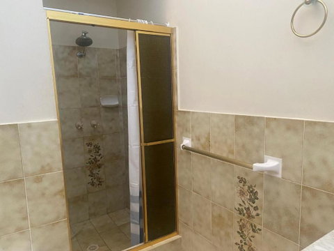 Elegant Castlehill Stay - Hervey Bay Accommodation 4
