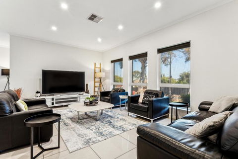 Enfield Executive - Tourism Hervey Bay 2