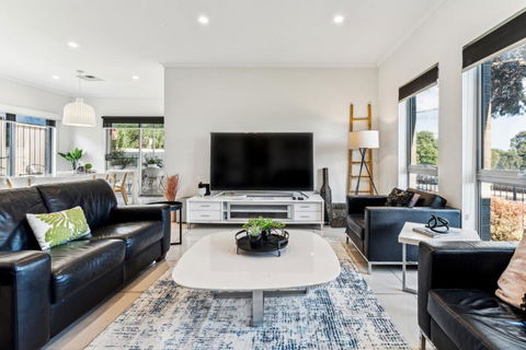 Enfield Executive - Tourism Hervey Bay 4