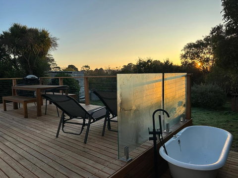 Enjoy A Renovated Retreat With Outdoor Bath - Hervey Bay Accommodation 0