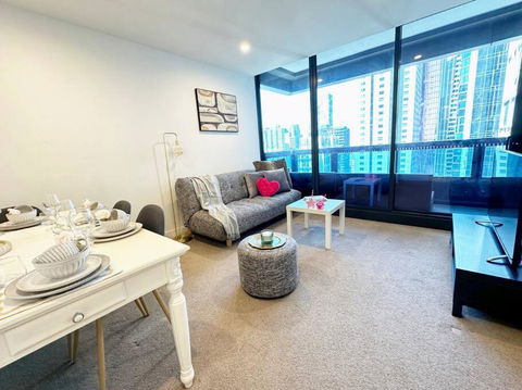 ES2410-2Bed 2Bath Vision Apt With Balcony, Pool & Gym - Tourism Hervey Bay 4