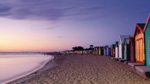 Esplanade Escape To The Brighton Beach Boxes - Tourism Hervey Bay 3