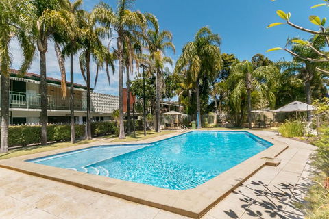 Flag Motor Lodge - Tourism Hervey Bay 0