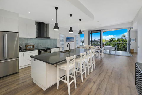GEORGE8- THE ULTIMATE, FAMILY BEACH HOUSE! - Hervey Bay Accommodation 1
