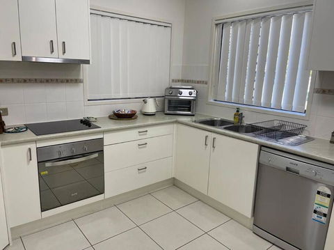 Georgina Townhouse - Hervey Bay Accommodation 2