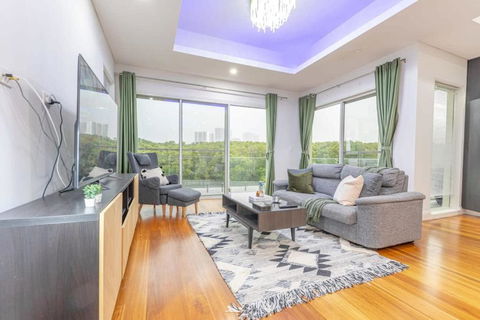 Glamorous 5BD House W Water View In Melrose Park - Tourism Hervey Bay 0