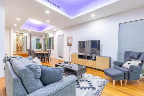 Glamorous 5BD House W Water View In Melrose Park - Tourism Hervey Bay 2