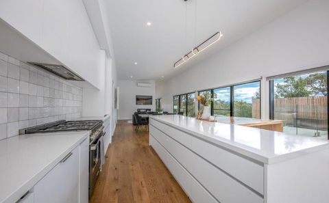 Glamour In Gisborne - With Spa! - Hervey Bay Accommodation 2