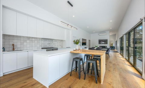 Glamour In Gisborne - With Spa! - Hervey Bay Accommodation 3