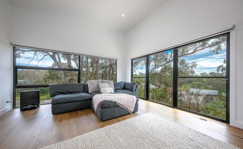 Glamour In Gisborne - With Spa! - Hervey Bay Accommodation 1