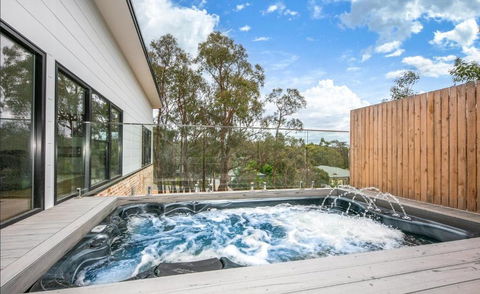 Glamour In Gisborne - With Spa! - Hervey Bay Accommodation 0