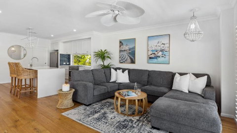 Hamptons House - Stylish Waterfront - Hervey Bay Accommodation 1