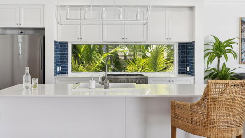 Hamptons House - Stylish Waterfront - Hervey Bay Accommodation 2
