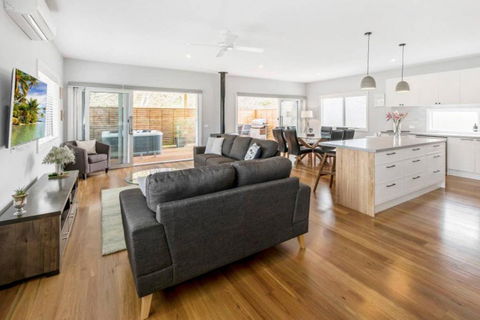 HALE KUPA Rye Beach House Spa Table Tennis - Tourism Hervey Bay 0