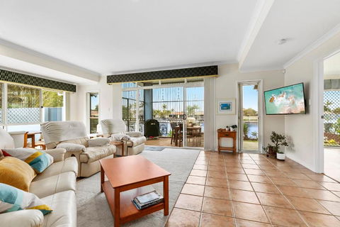 HALYCON HOUSE - Tourism Hervey Bay 0