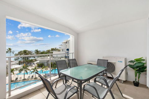 Hamptons Meets Hervey Bay In Upmarket Resort - Ocean Views - Hervey Bay Accommodation 2