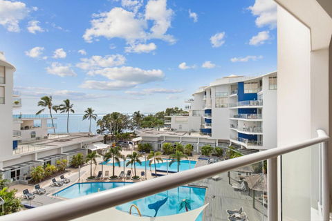 Hamptons Meets Hervey Bay In Upmarket Resort - Ocean Views - Hervey Bay Accommodation 3