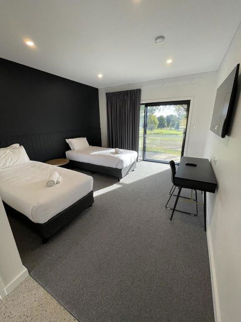 Harden Country Club Motel - Tourism Hervey Bay 0